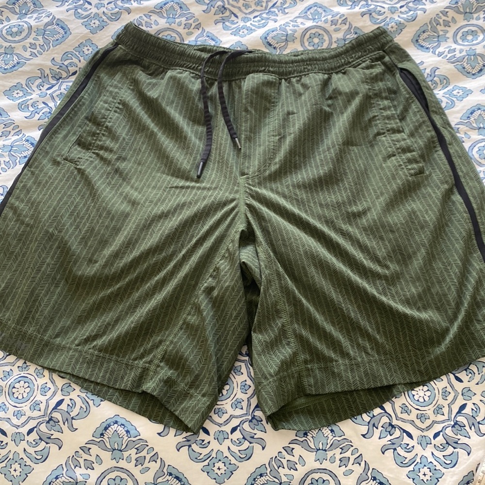 MENS LULULEMON SHORTS 9”